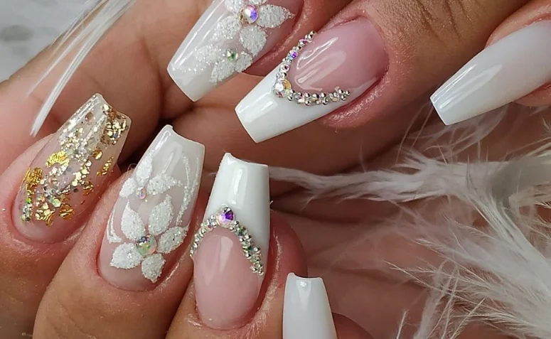 Unhas claras decoradas: 90 ideias e