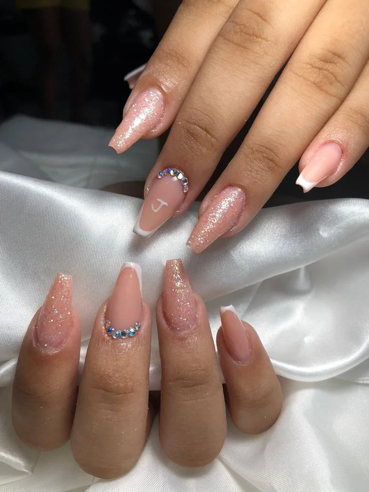 Glamour Absoluto: Unhas Bailarina com Pedrarias 3D - detalhe