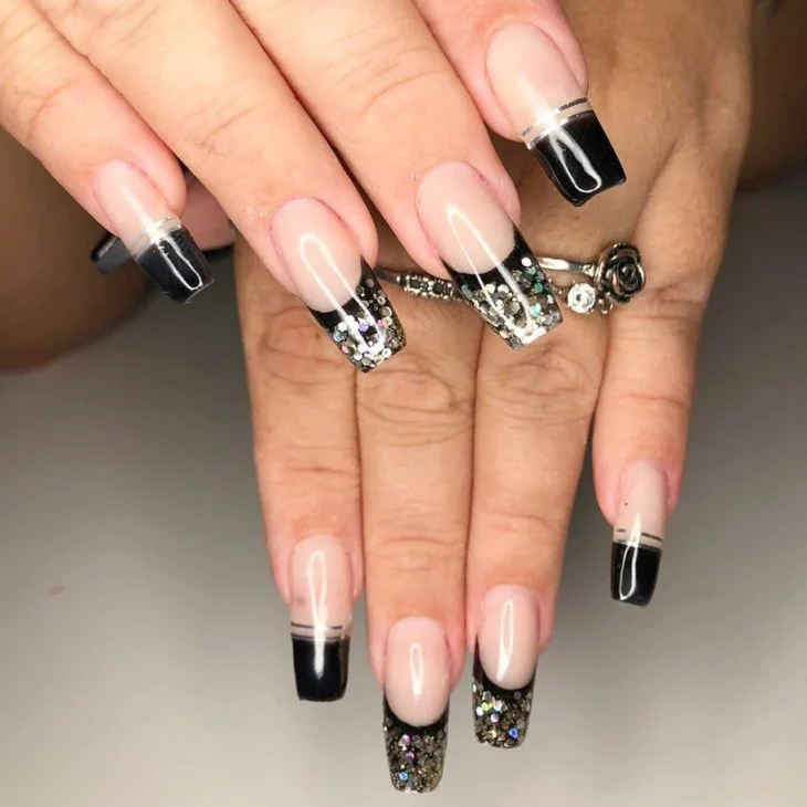 Elegância em Preto: Unhas de Fibra com Acabamento Fosco e Aplicações de Strass - ideia