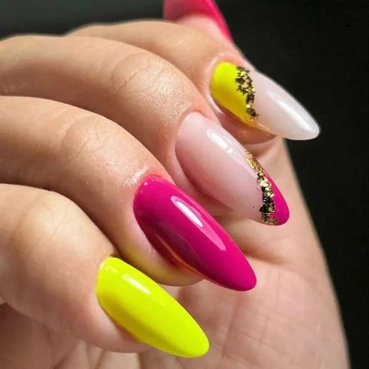 Unhas Estilo Bloquinho com Adesivos Divertidos - detalhe