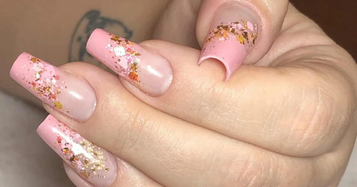 Unhas de Fibra com Francesinha Delicada: Elegância em Cada Detalhe - detalhe