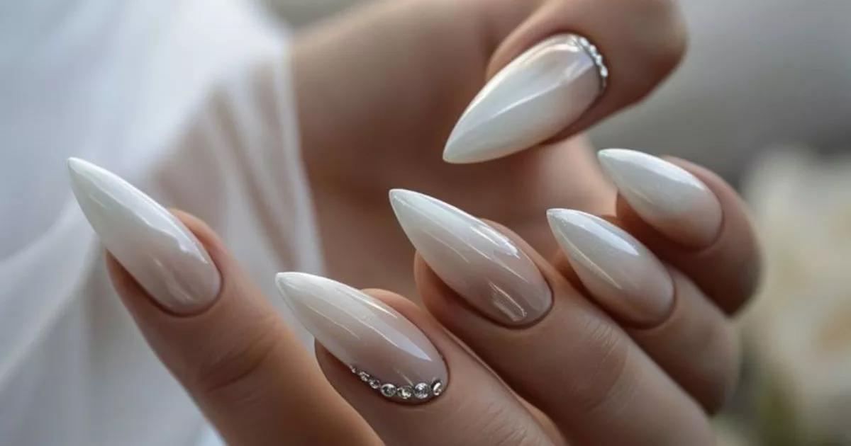 Unhas de Gel Branca: Elegância e ...