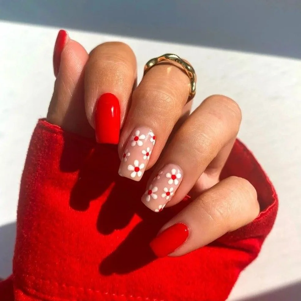 Vermelho com Flores Delicadas: Romantismo nas Unhas - inspiração