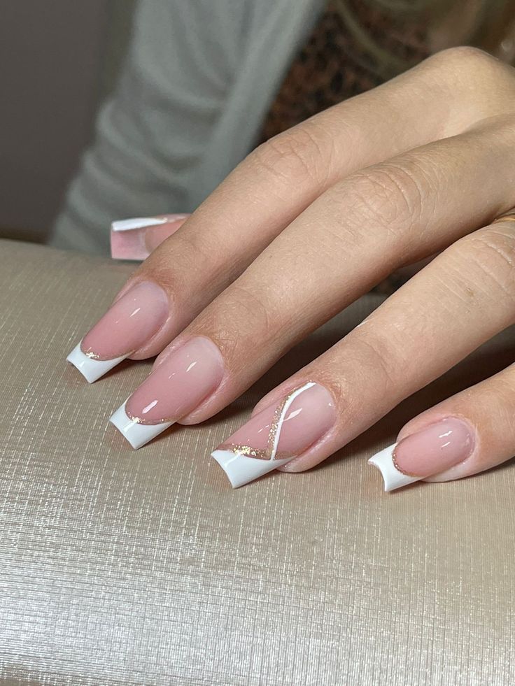 Unha em gel branco com dourado