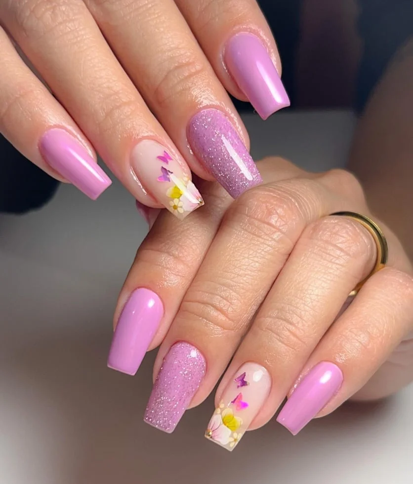 Delicadeza em Flor: Unhas Rosas com Aplicações de Flores Secas Naturais - detalhe