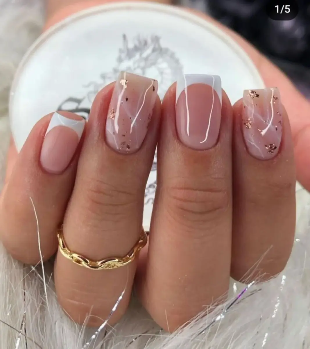 Unhas com Detalhes em Carimbo de Renda - inspiração