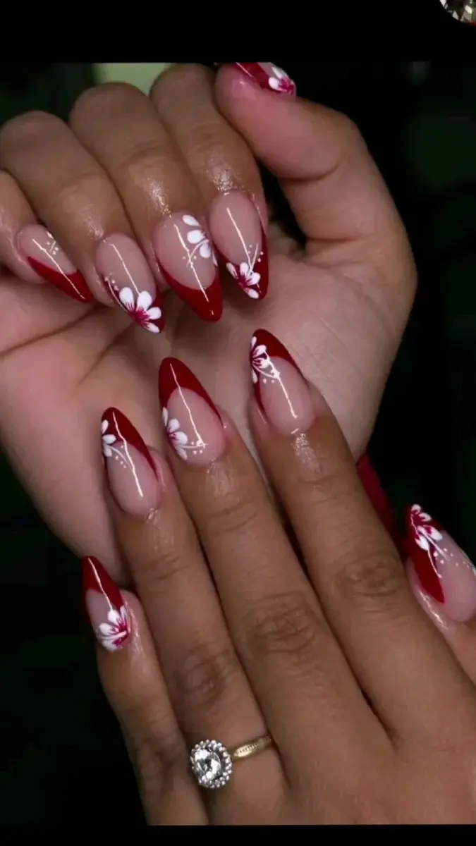 Vermelho com Flores Delicadas: Romantismo nas Unhas - detalhe