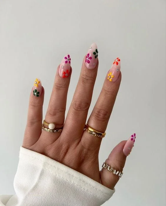 Unhas com Design Floral Abstrato: Arte e Delicadeza nas Suas Mãos - detalhe