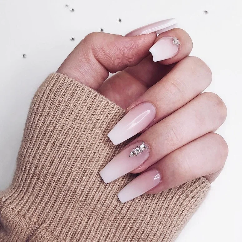 Estilo Bailarina: Unhas de Fibra Longas e Sofisticadas - detalhe