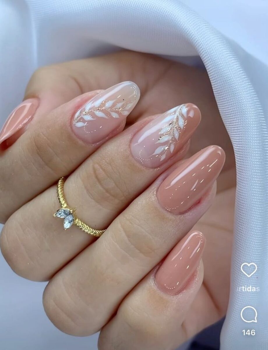 Unhas decoradas de nude com branco ...