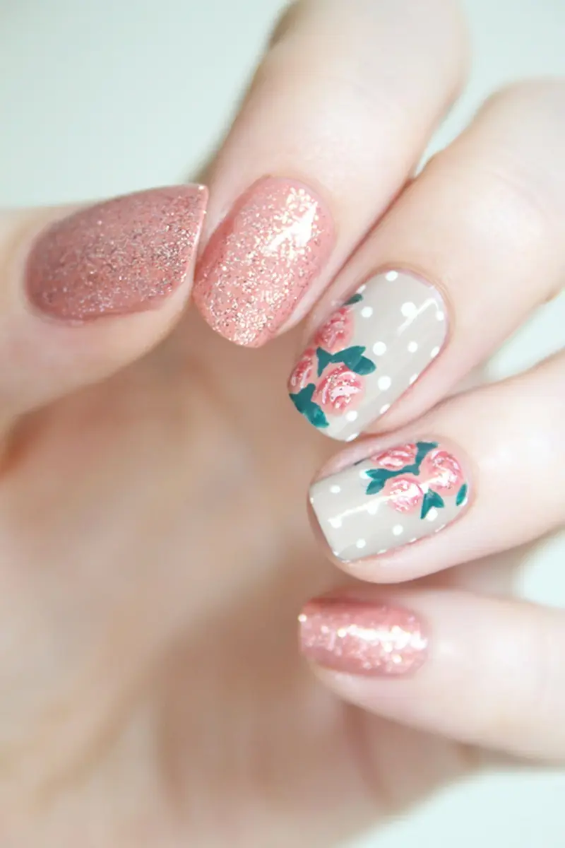 Unhas com Design Floral Abstrato: Arte e Delicadeza nas Suas Mãos - ideia
