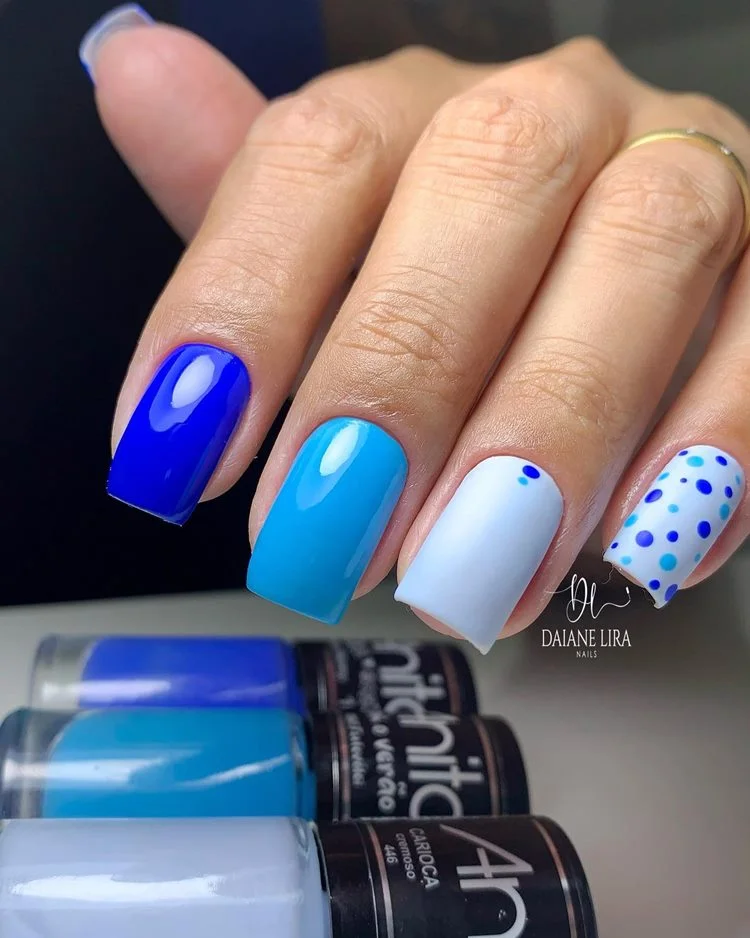 Listras Azuis Verticais: Alongando e Estilizando Suas Unhas - ideia