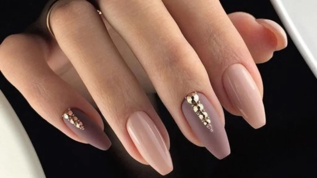 Nude Sofisticado: Unhas Bailarina com Aplicações de Renda - inspiração