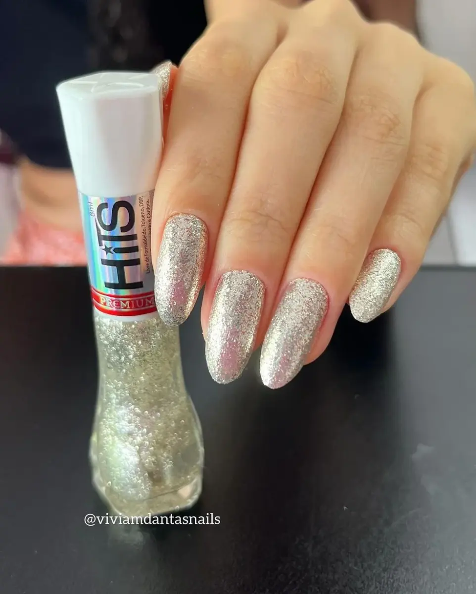 Unha toda de Glitter prata com efeito espelhado: Glamour absoluto! - detalhe