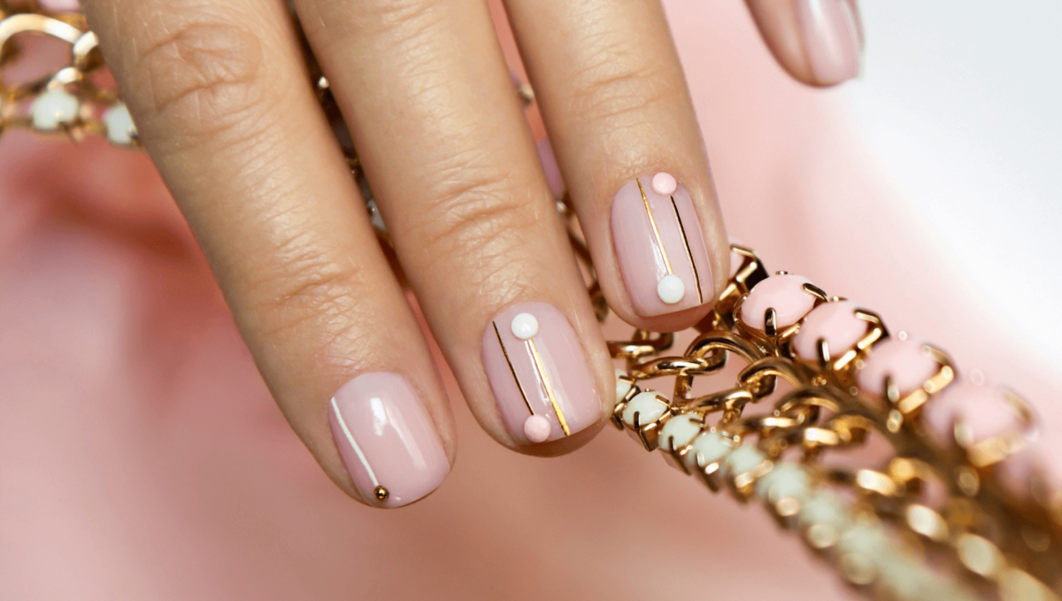 Unhas Decoradas com Pedrarias Pequenas e Discretas - detalhe