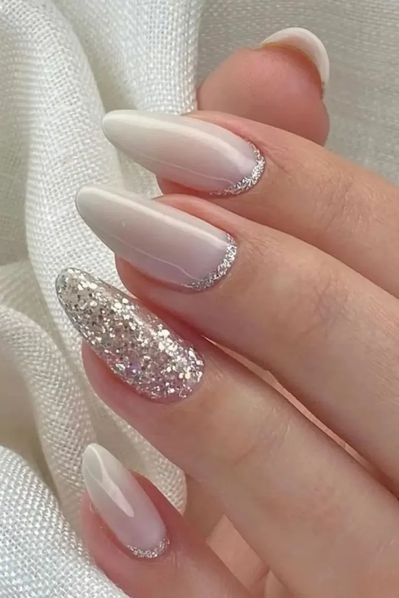 Unha toda de Glitter prata com efeito espelhado: Glamour absoluto! - ideia