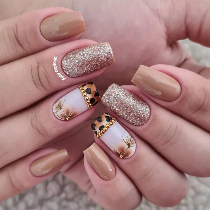 Glitter Cobre com Esmalte Caramelo: Combinação Quente e Aconchegante - ideia