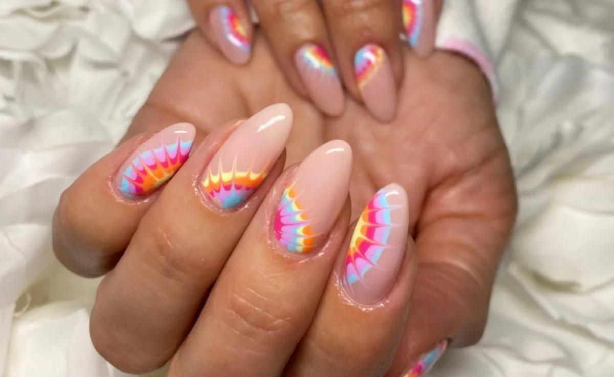 Unhas Tie-Dye: Cores vibrantes e psicodélicas - detalhe