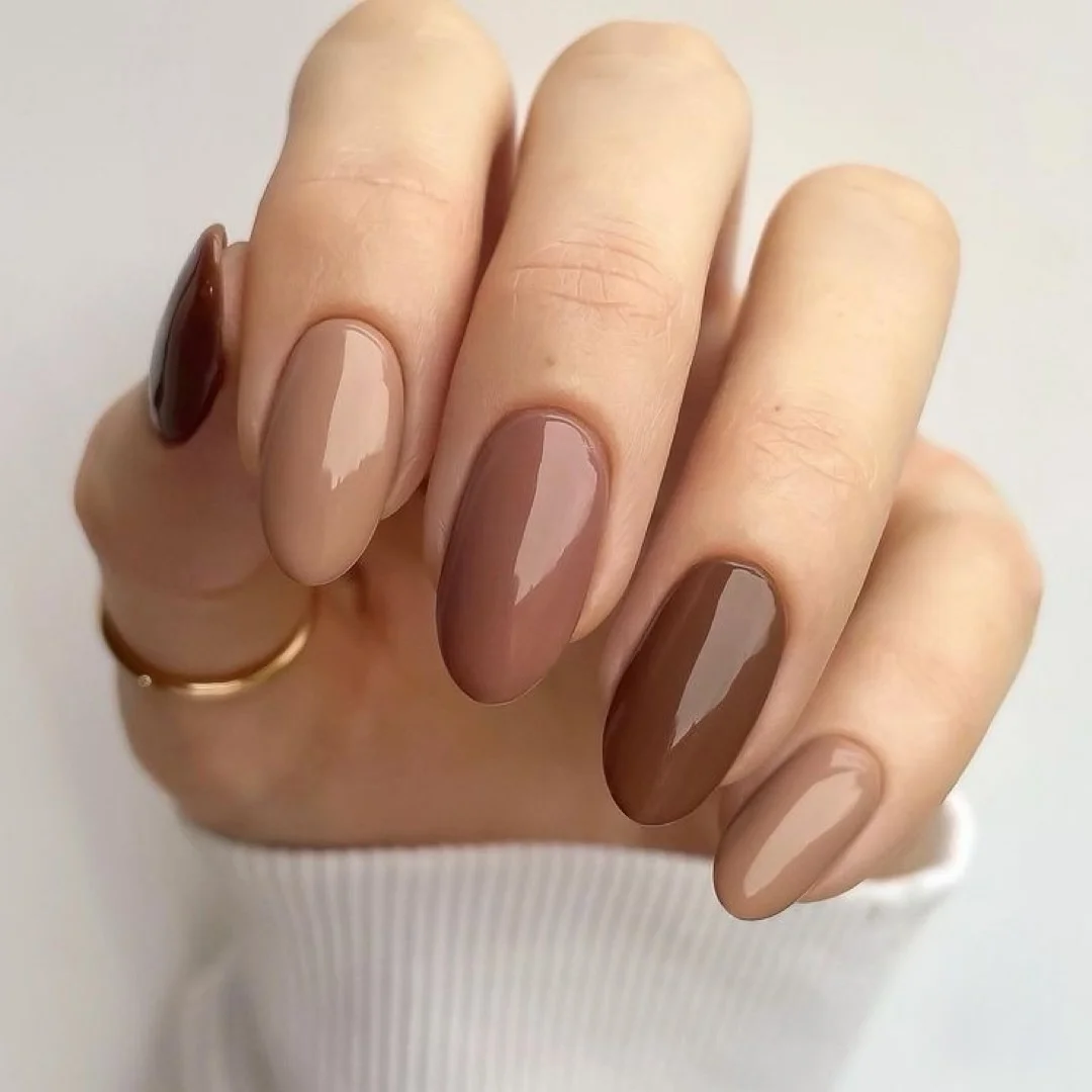 Mocha Mousse: A Sofisticação do Marrom Suave nas Suas Unhas - detalhe