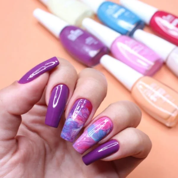 Unhas Tie-Dye: Cores vibrantes e psicodélicas - ideia