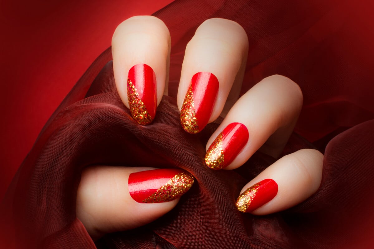 Unhas decoradas com glitter dourado ...