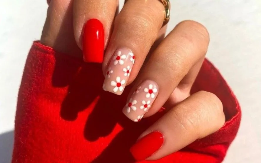 Unhas decoradas vermelhas podem ser