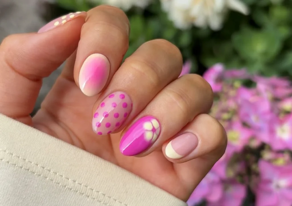 Poá Divertido: Unhas Rosas com Bolinhas Coloridas para um Visual Retrô - inspiração