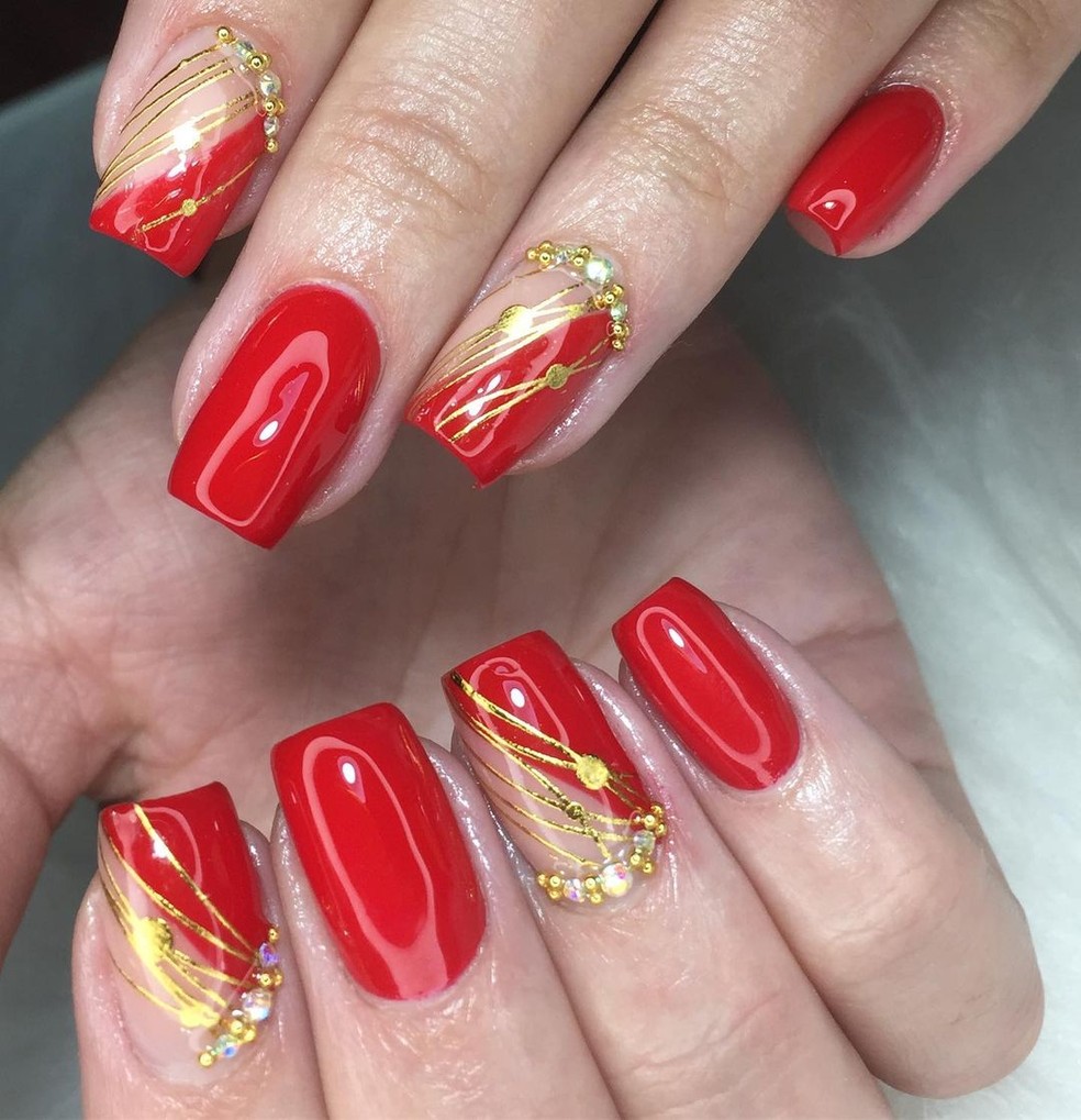 Unhas decoradas vermelhas com dourado ...