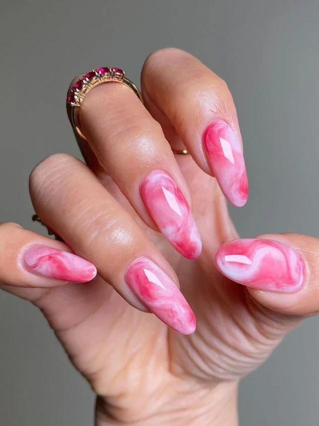 Efeito Mármore Rosado: Elegância e Modernidade em Unhas com Textura Exclusiva - detalhe