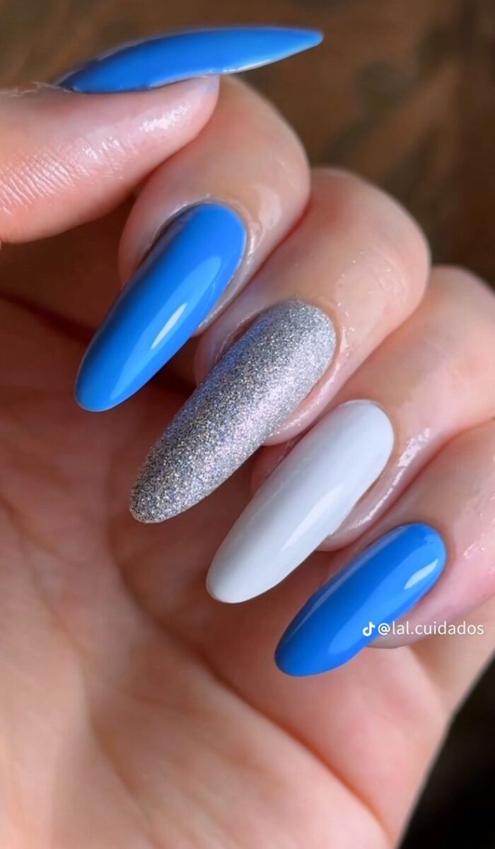 Inspiração unha azul e branca