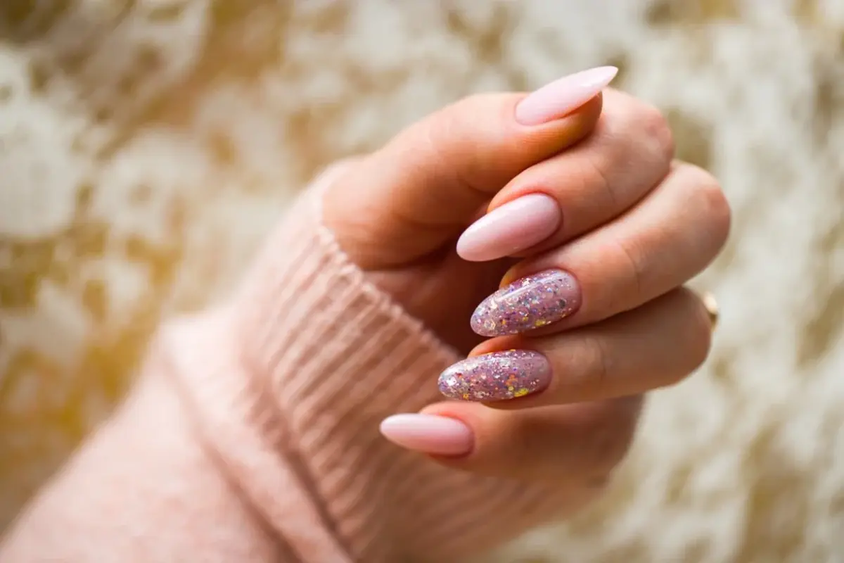Unha Degradê com Glitter Holográfico: Do Casual ao Glamour - inspiração