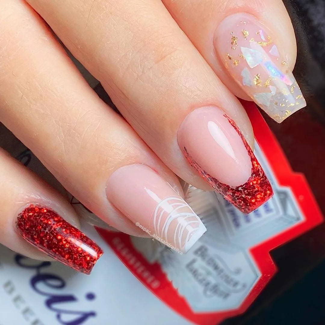 Fibra de Vidro Vermelha com Detalhes Dourados - detalhe