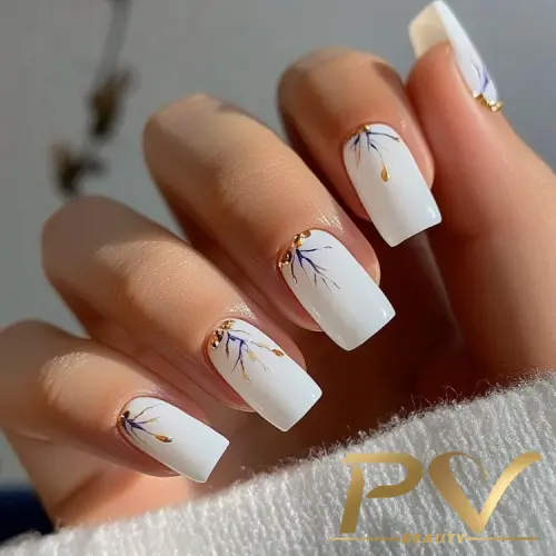 Unhas de Fibra de Vidro com Decoração Floral Delicada: Romantismo em Cada Detalhe - detalhe