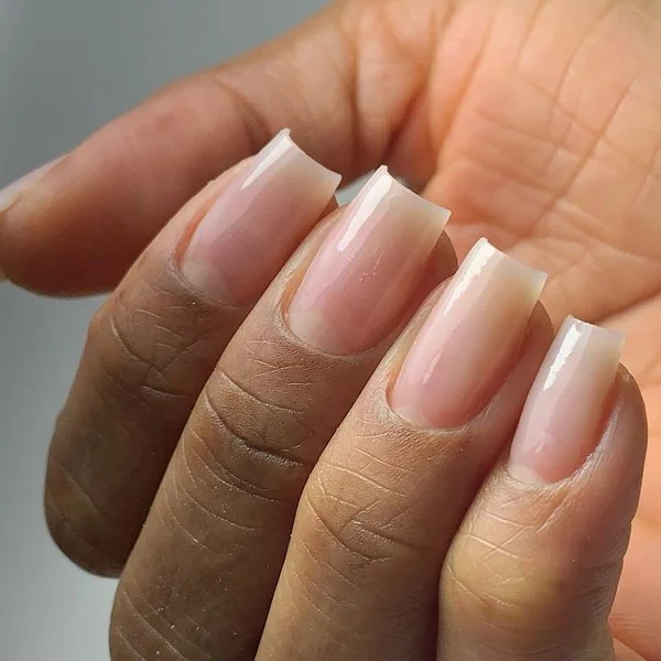 Minimalismo Chic: Unhas de Fibra Curtinhas com Efeito Nude - detalhe
