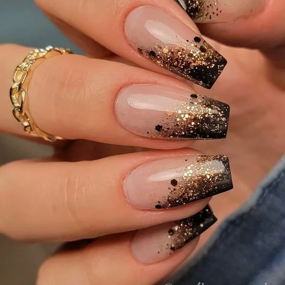 Francesinha de Glitter Dourado: Elegância Atemporal - detalhe