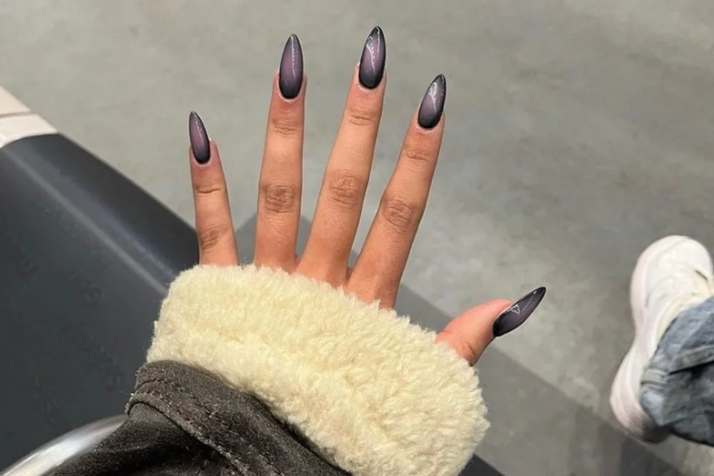 Aura Nails Invernal: Mistério e Profundidade em Degradê - inspiração