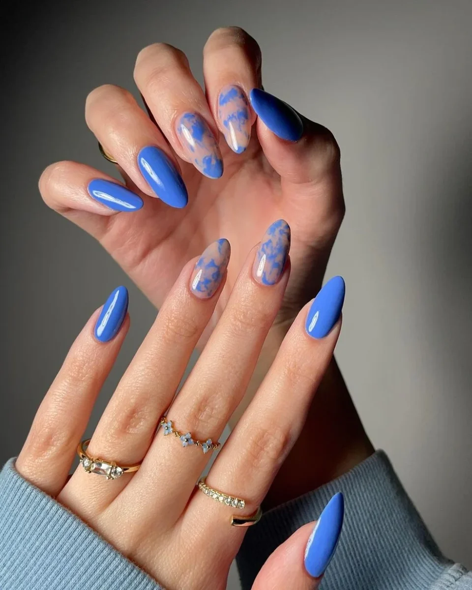 Unhas decoradas em azul escuro: entre