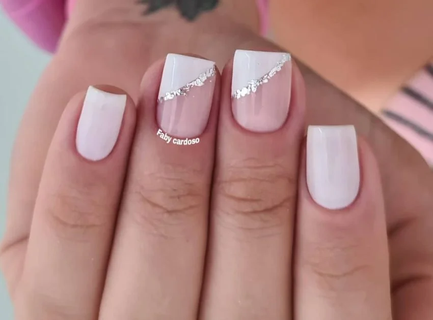 Branco com Folhas de Ouro Rosé: Luxo nas Suas Mãos - inspiração