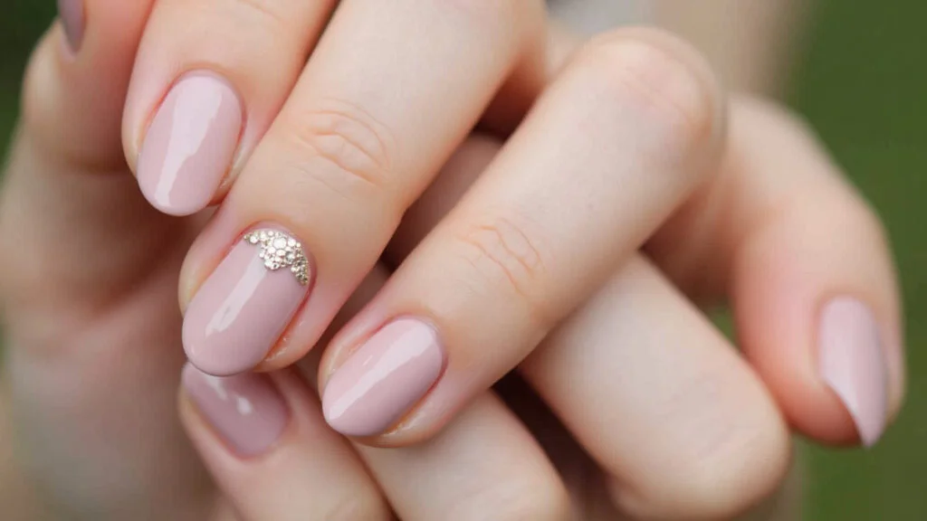 Minimalismo Chic: A Beleza da Esmaltação Nude Rosê Lisa - ideia