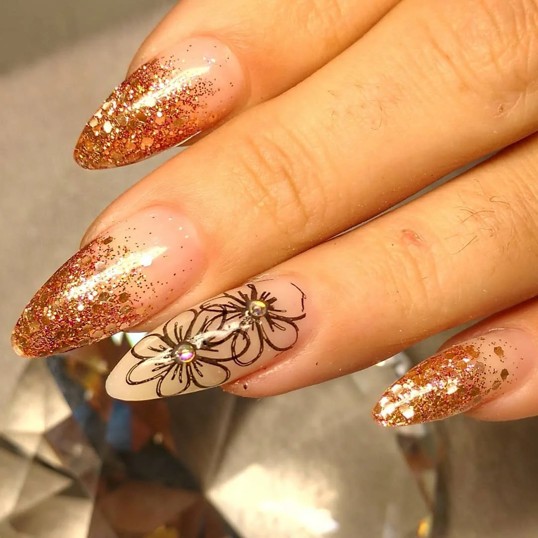Glamour em Dourado: Unhas de Fibra com Folhas de Ouro - detalhe