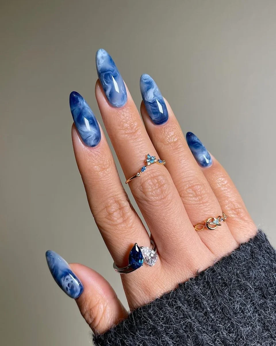 Unhas decoradas em azul escuro: entre