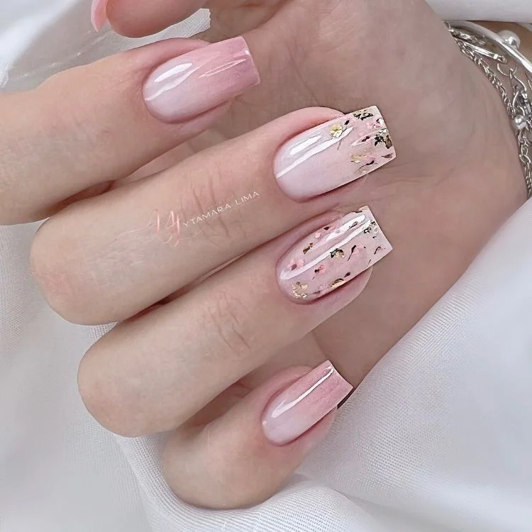 Minimalismo Chic: Unhas Nude com Detalhes em Folha de Ouro - detalhe