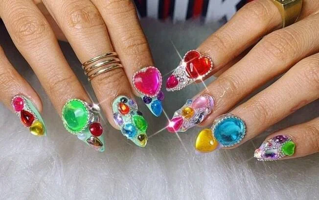 Unhas decoradas com pedras são a nova