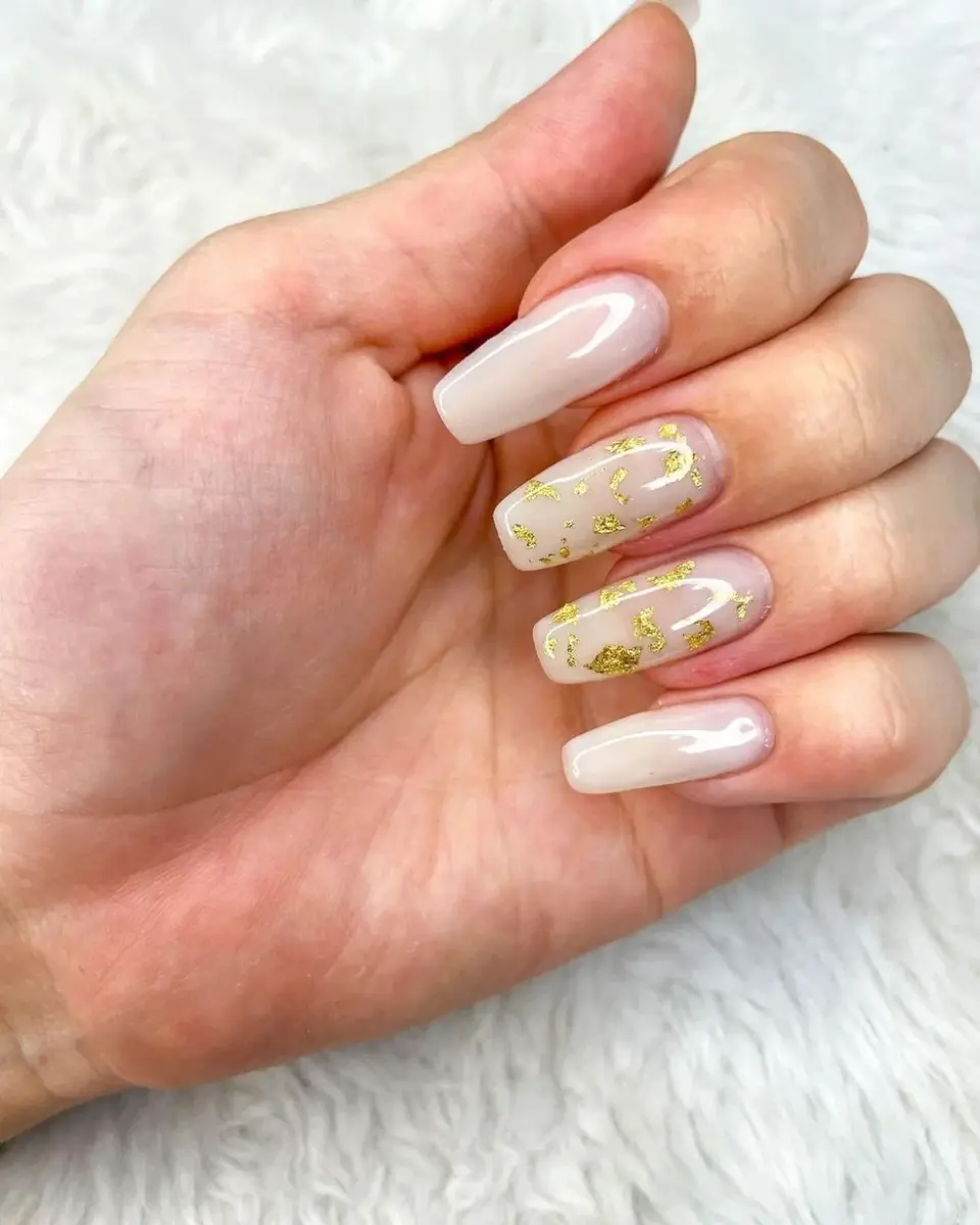 Glamour em Dourado: Unhas de Fibra com Folhas de Ouro - ideia