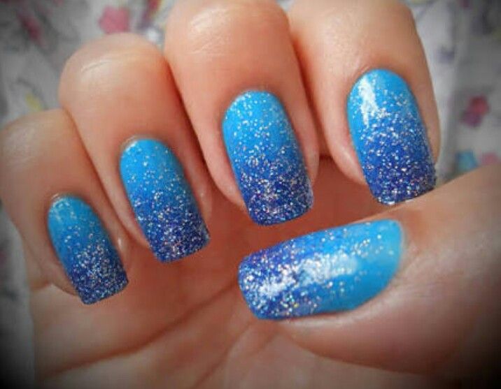 Unhas com degradê azul...