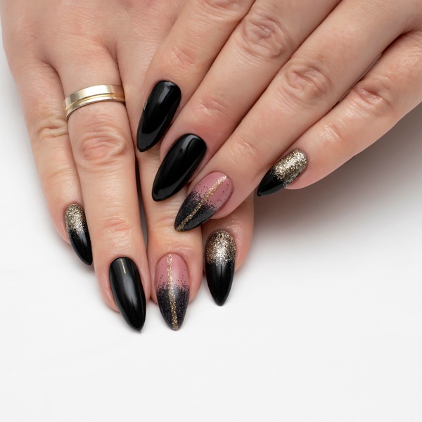 Unhas pretas com glitter: como fazer e ...