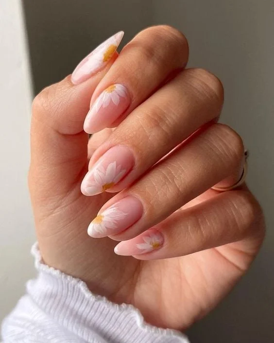 Delicadeza Floral: Unhas Clarinhas com Mini Margaridas - inspiração
