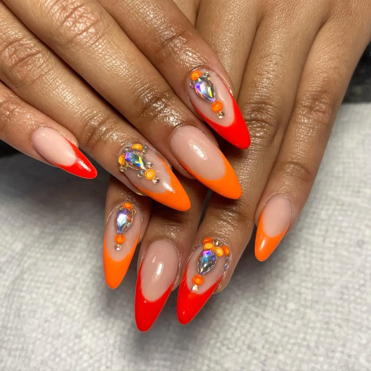 Unhas Esculpidas com Neon Encapsulado: Luxo e Durabilidade! - detalhe