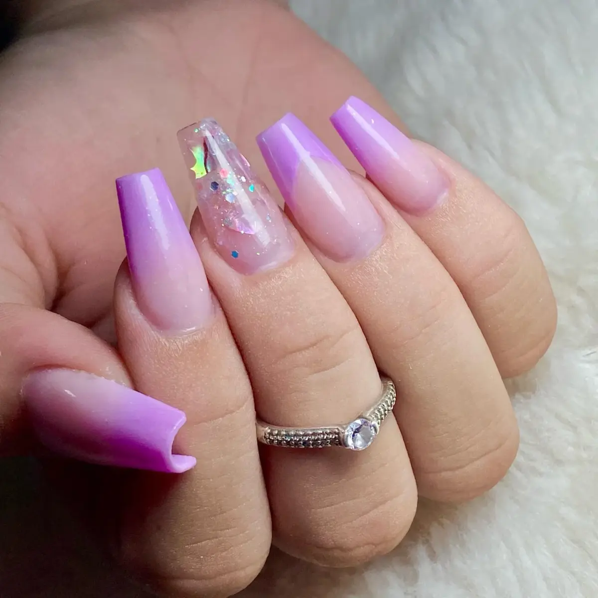Brilho Sutil: Unhas Bailarina com Glitter Degradê 