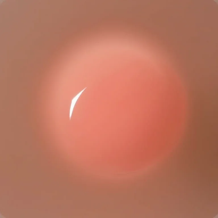 Aplicação de creme nas mãos com unhas de gel